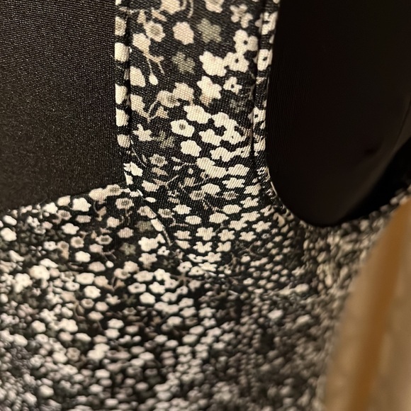 Black top with white and gray flowers from BeBop Size M - Picture 5 of 8
